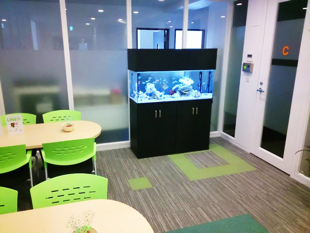 20130707_fish_00 ビジネスリンクス名古屋の受付にアクアリウム登場