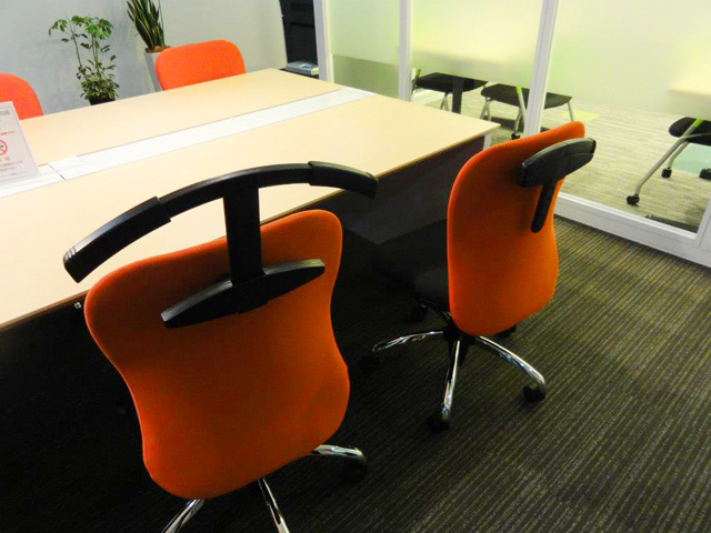 20130709_isu_1 バーチャルオフィス設置の高機能チェアー