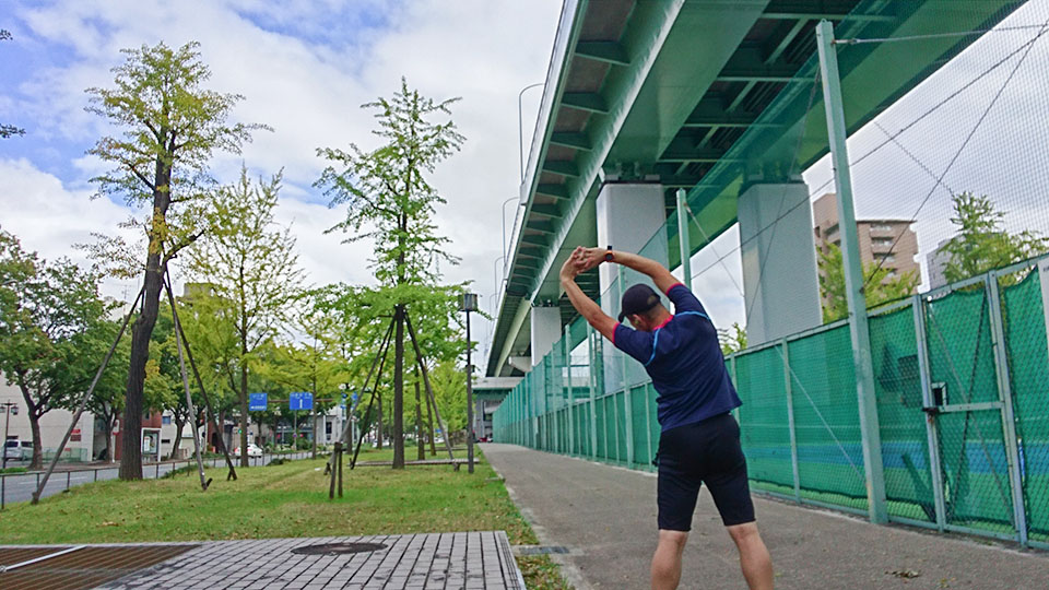 バーチャルオフィスの周りでランニング