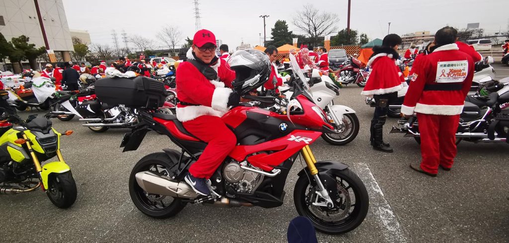 ハーレーサンタ参加のバイクBMW